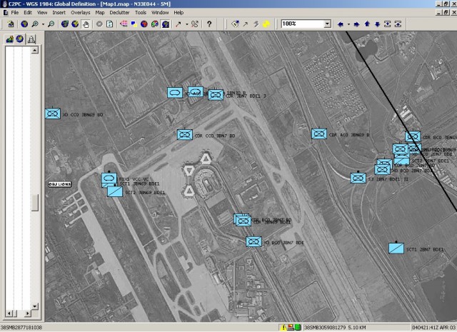 Отображение тактической обстановки (положение подразделений) на фоне аэрофотоснимка в районе аэропорта г. Багдад при помощи средств ПО, используемого органом управления старшей инстанции после ручной обработки данных